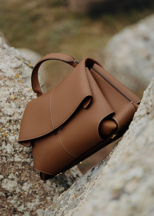 5 idées de looks avec un sac Polène pour un style chic et moderne